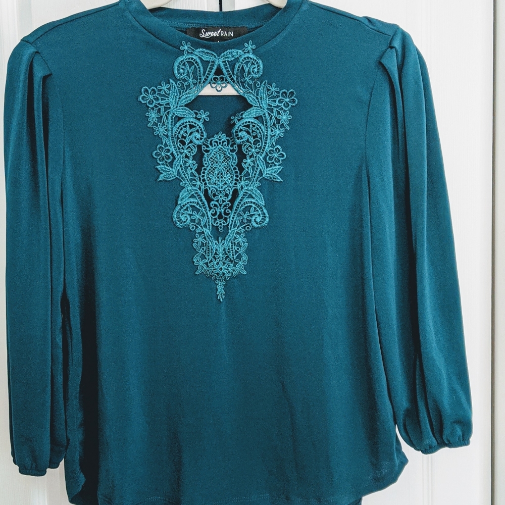 Sweet rain applique top, size large